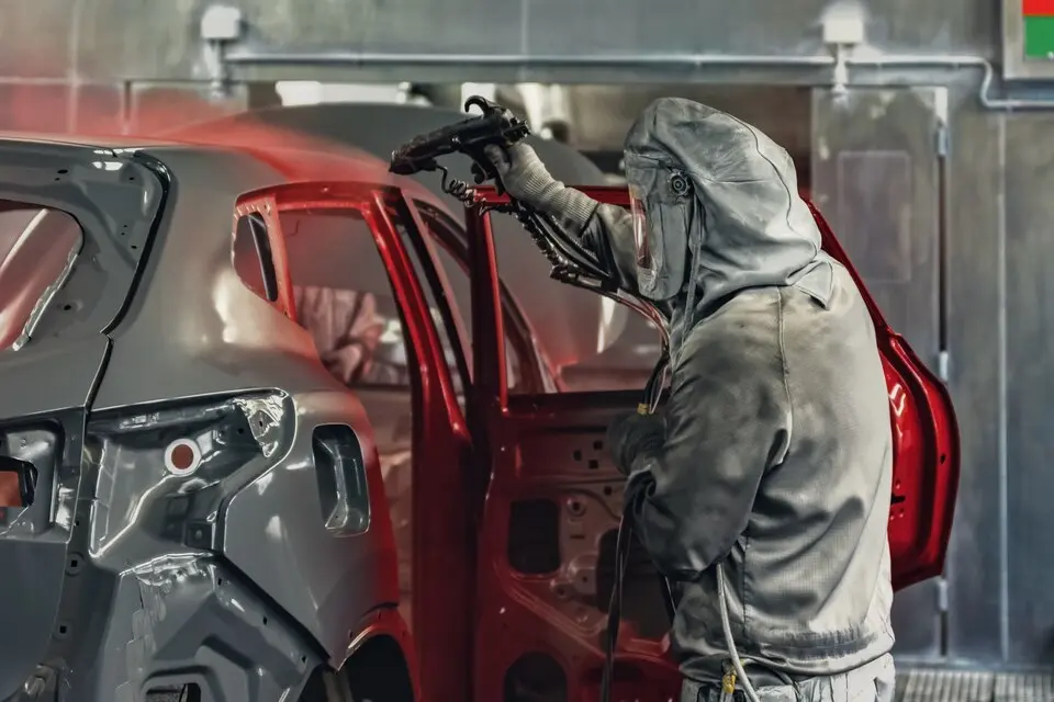 20231002155038_[fpdl.in]_employee-automobile-factory-paints-car-body-elements_207949-365_large