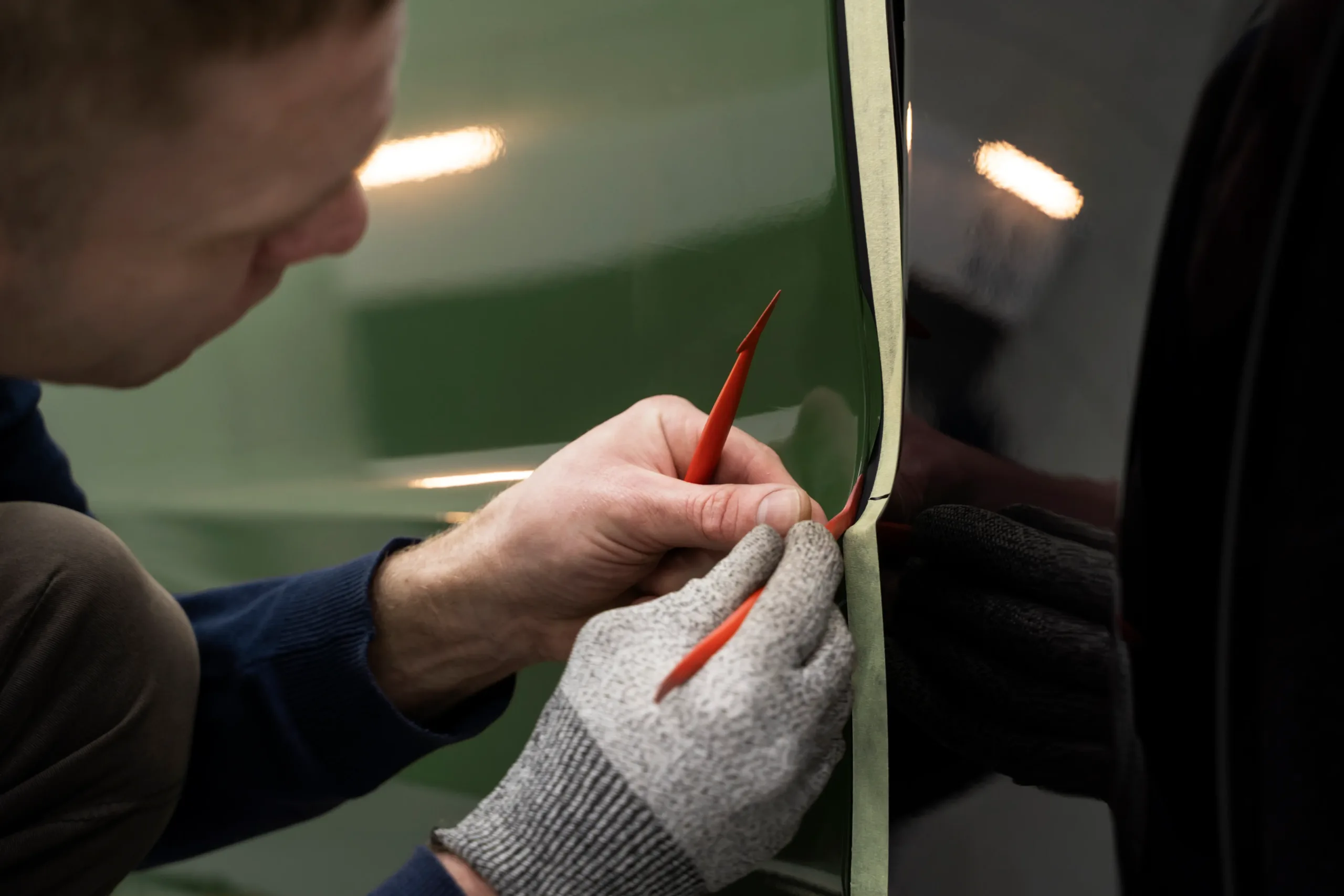 person-working-car-wrapping (1)